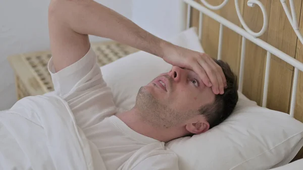 Joven asustado despertando de la pesadilla en la cama —  Fotos de Stock