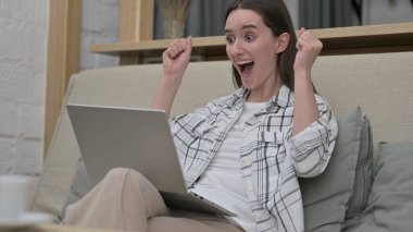 Koltukta Dizüstü bilgisayarda Başarı Kutlaması Yapan Hırslı Genç Kadın