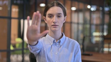 Genç Kadın 'ın Sevmeme ve Reddetme Hareketlerini Durdur