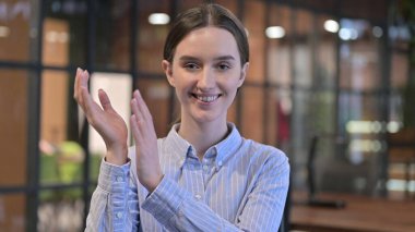 Heyecanlı Genç Kadın Alkışlar Takımına