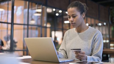 Çevrimiçi Alışveriş, Afrikalı Kadın İnternetten Ödeme