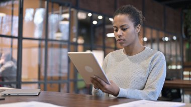 İş yerinde Dijital Tablet kullanan Afrikalı Kadın