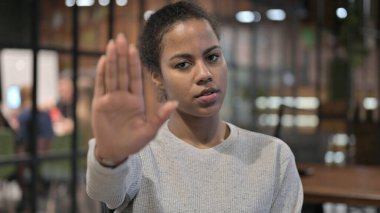 Afrikalı Kadının Sevmeme ve Reddetme Hareketlerini Durdur