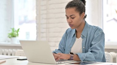 Dizüstü bilgisayarda çalışan genç Afrikalı Kadın