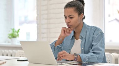 Laptop 'ta çalışan Dalgın Genç Afrikalı Kadın