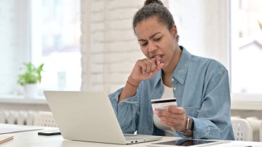 Dizüstü bilgisayardaki Genç Afrikalı Kadın İçin İnternet Alışverişi Başarısızlığı