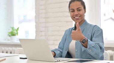 Genç Afrikalı Kadın Çalışıyor ve Başparmaklarını Gösteriyor