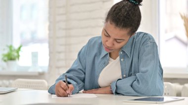 Genç Afrikalı Kadın İşyerinde Yazıyor