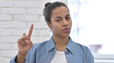 Genç Afrikalı Kadın 'ın Parmak İşareti ile Hayır Demesi