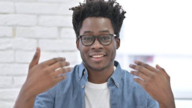 Genç Afrikalı Gülümseyen ve Davetkâr