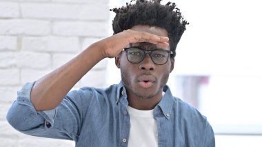 Fırsat Arayan Genç Afrikalı Adam