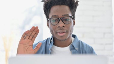 Laptop 'ta Video Sohbeti yapan Genç Afrikalı' nın Portresi