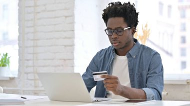 Çevrimiçi Alışveriş, Afrikalı Adam Bilgisayarda Ödeme Yapıyor