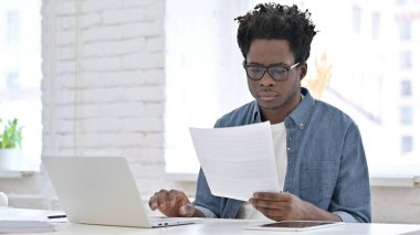 Belge üzerinde çalışan genç Afrikalı Adam