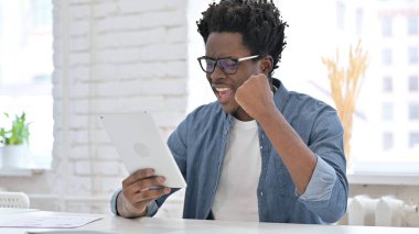 Genç Afrikalı Adam Tablet 'te Sürpriz Aldı