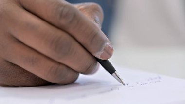 Genç Afrikalı Erkek Eli 'ni kağıda yazarken kapat.