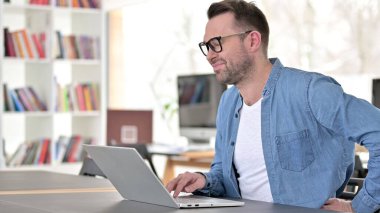 Gözlüklü Genç Ofiste Sırt Ağrısı Var