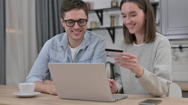 Покупки через Интернет на ноутбуке в гостиной
