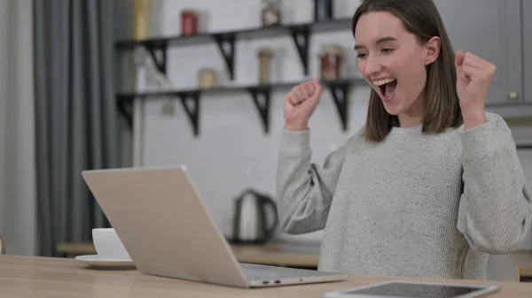 Ev Bilgisayarında Başarı Kutlaması İçin Heyecanlı Genç Kadın — Stok fotoğraf