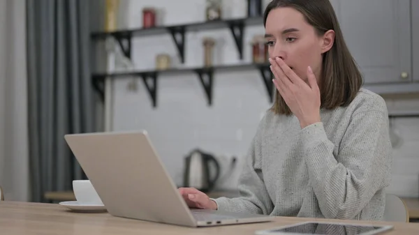 Zdenerwowany młoda kobieta posiadające straty na laptopie w salonie — Zdjęcie stockowe