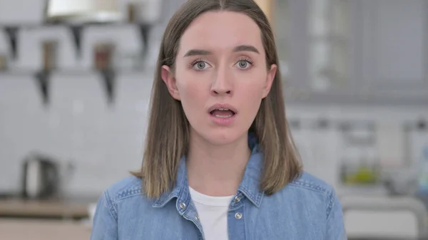 Disappointed Young Woman Shocked by Loss — Stock Photo, Image