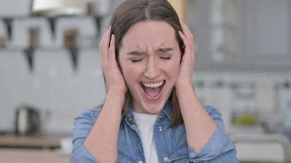 Ritratto di giovane donna infastidita che urla e grida — Foto Stock