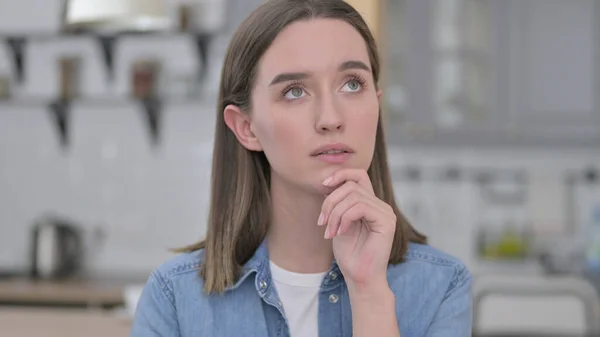 Mujer joven pensante Idea de pensamiento, lluvia de ideas — Foto de Stock