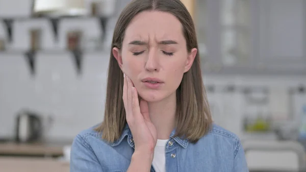 Portret van aantrekkelijke jonge vrouw met tandpijn — Stockfoto