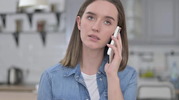 Retrato de bela jovem criativa mulher falando em Smartphone — Fotografia de Stock