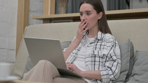 ノートパソコンの画面上の損失に反応衝撃の女性 — ストック写真
