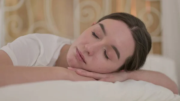 Close up de jovem mulher dormindo na cama pacificamente — Fotografia de Stock