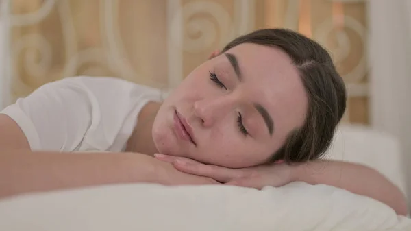 Close up of Young Woman Sleeping in Bed Peacefully — Stock Photo, Image