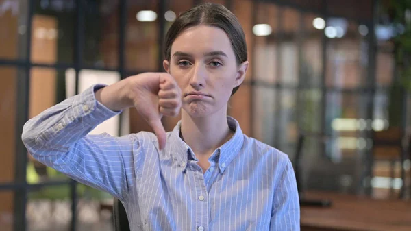 Разочарованная молодая женщина сбивает пальцы — стоковое фото