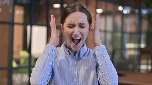 Annoyed Young Woman Screaming and Shouting — Stock Photo, Image