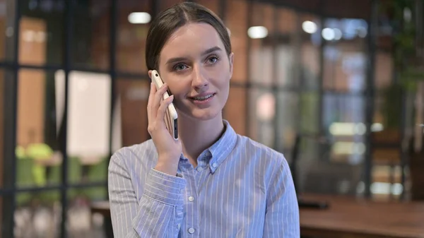 Porträt einer jungen Frau, die am Telefon spricht — Stockfoto