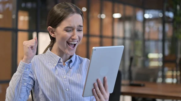 Młoda kobieta świętuje sukces na tablecie Pc — Zdjęcie stockowe