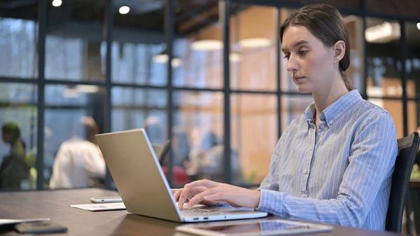 Occupé jeune femme travaillant sur ordinateur portable — Photo