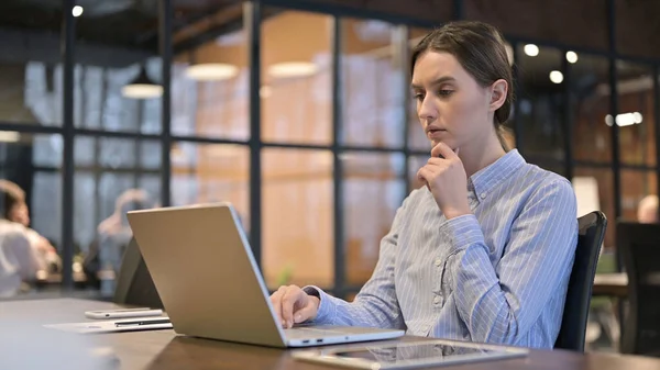 Pensive jeune femme pensant au travail, remue-méninges — Photo