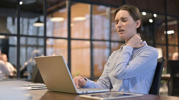Γυναίκα με πόνο στο λαιμό εργασίας για Laptop — Φωτογραφία Αρχείου