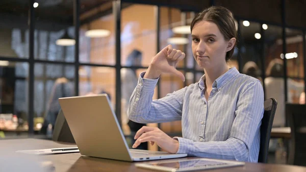 Palce dolů podle ženy pracující na notebooku — Stock fotografie