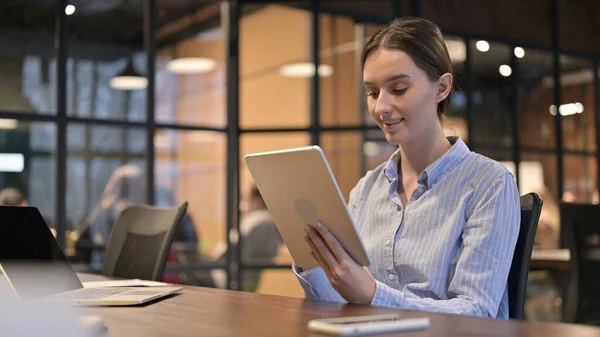 Mladá žena používající digitální tablet v práci — Stock fotografie