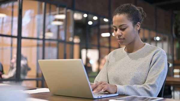 Dizüstü bilgisayarda yazan Afrikalı Kadın, Çevrimiçi İş