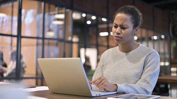 Africano mulher chocado por perda no laptop — Fotografia de Stock