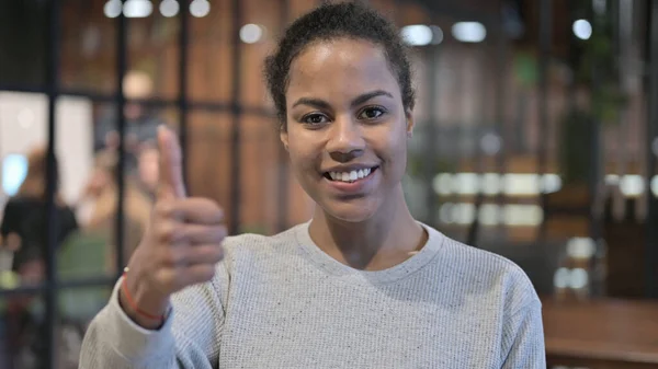 Daumen hoch von positiver Afrikanerin — Stockfoto