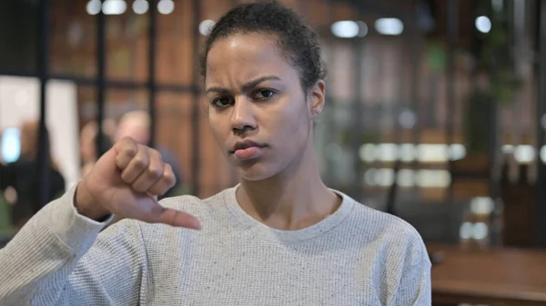 Daumen runter von enttäuschter Afrikanerin — Stockfoto