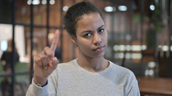 Nein, Afrikanerin lehnt mit erhobenem Zeigefinger ab — Stockfoto