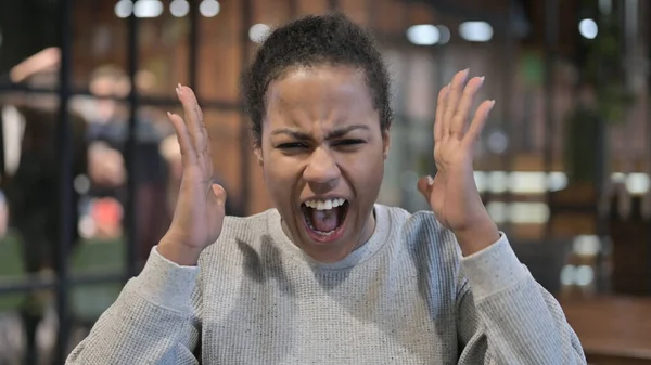 Mujer africana enojada gritando y gritando — Foto de Stock