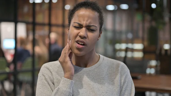 Donna africana con mal di denti, infezione dei denti — Foto Stock