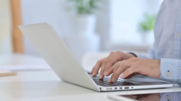 Hände in Großaufnahme, die auf dem Laptop tippen — Stockfoto