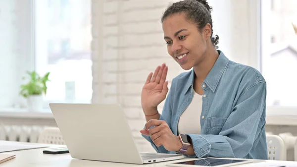 Conversa de vídeo on-line por jovem mulher africana no laptop — Fotografia de Stock